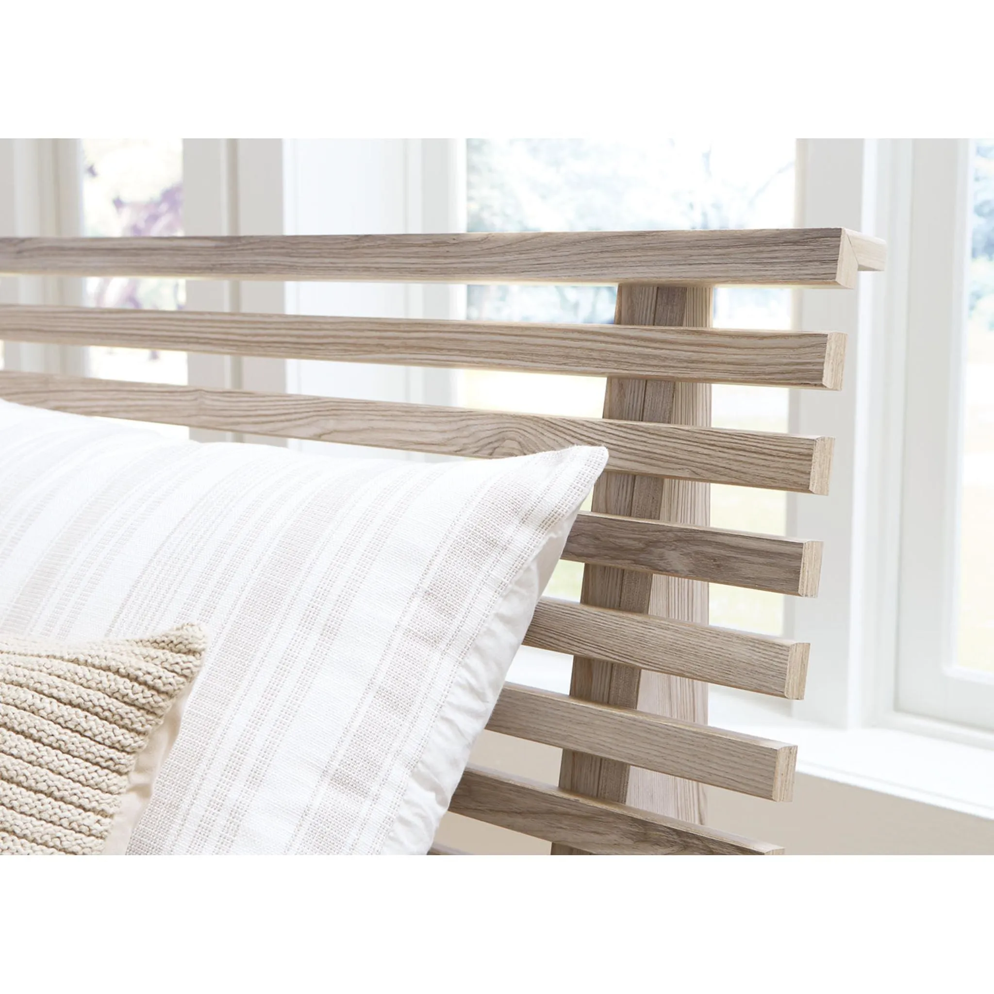 Hasbrick Queen Slat Panel Bed